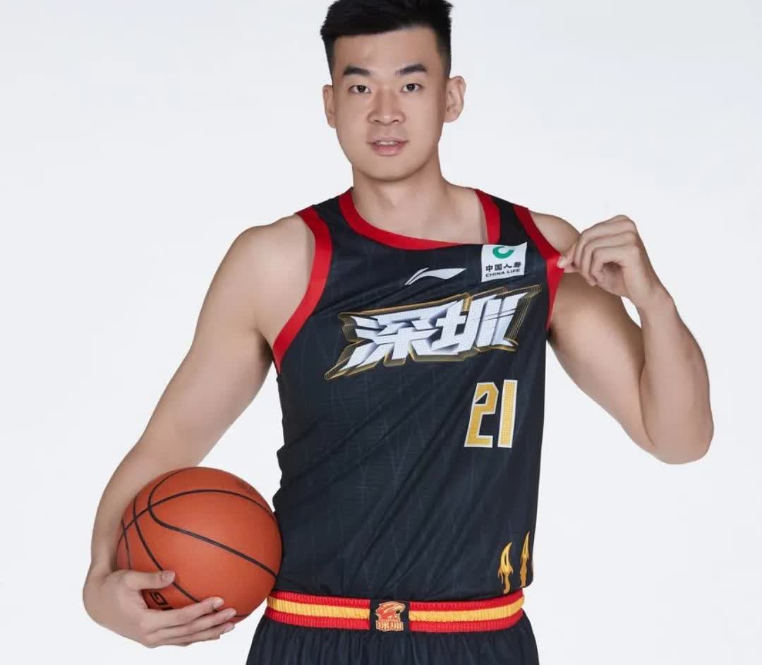 深圳男篮放弃续约李慕豪。广东宏远队C类合同签约。

李慕豪上赛季效力深圳队，