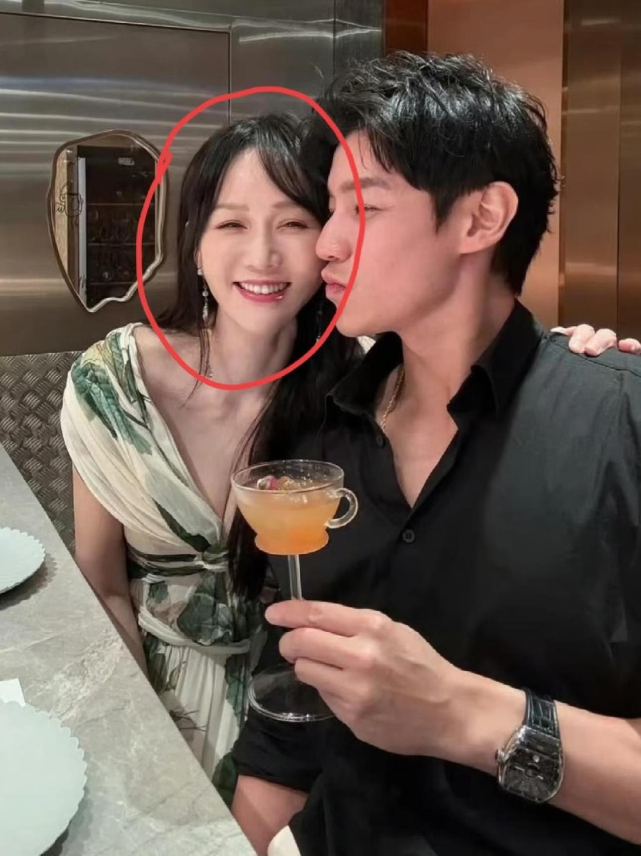 陈乔恩就算以后没孩子，
老公艾伦也不会跟她离婚。
不是因为她年轻漂亮，而是艾伦是