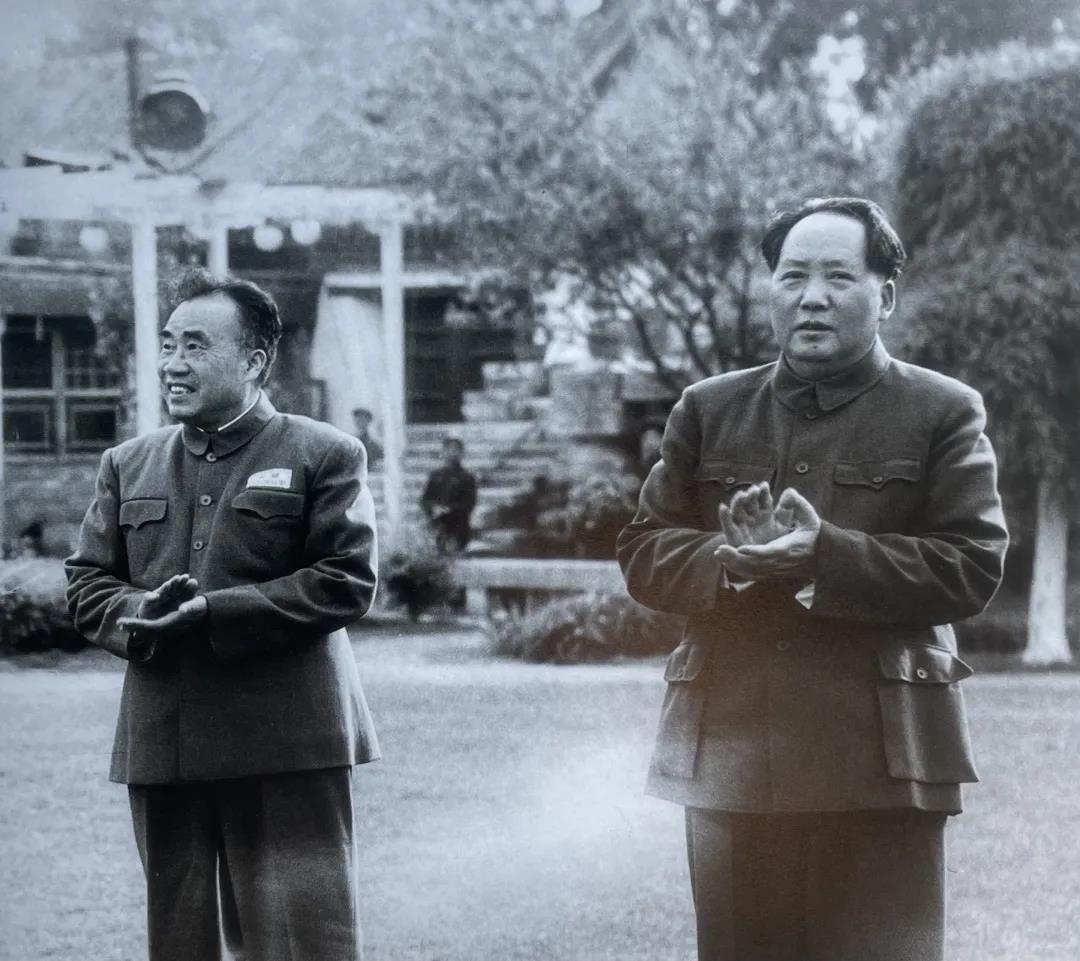 1953年，毛主席和朱老总接见中国工会七大代表。
