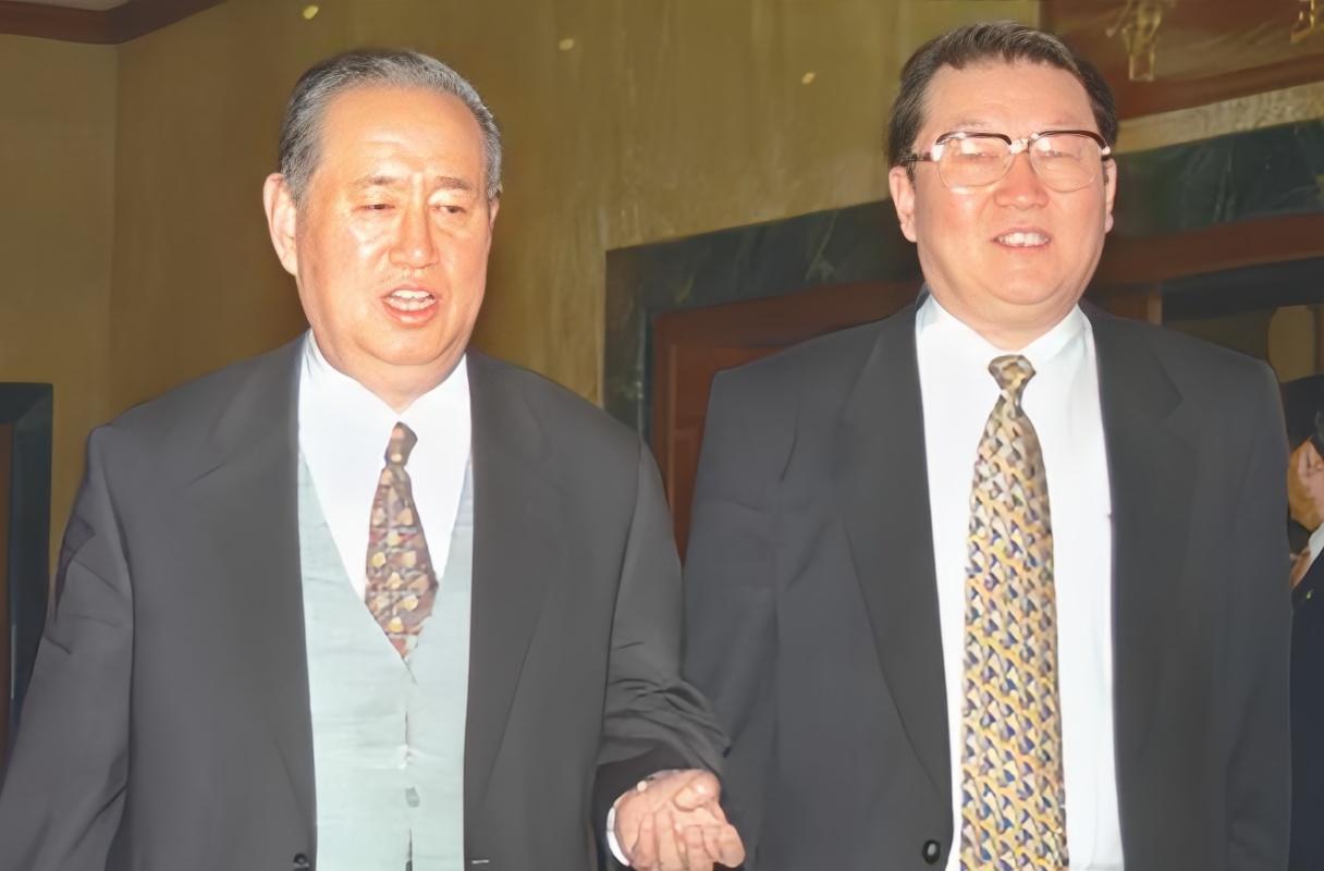#MCN双量进阶计划#这两位都当过省委书记。左边是姜春云，曾任山东省委书记，后来