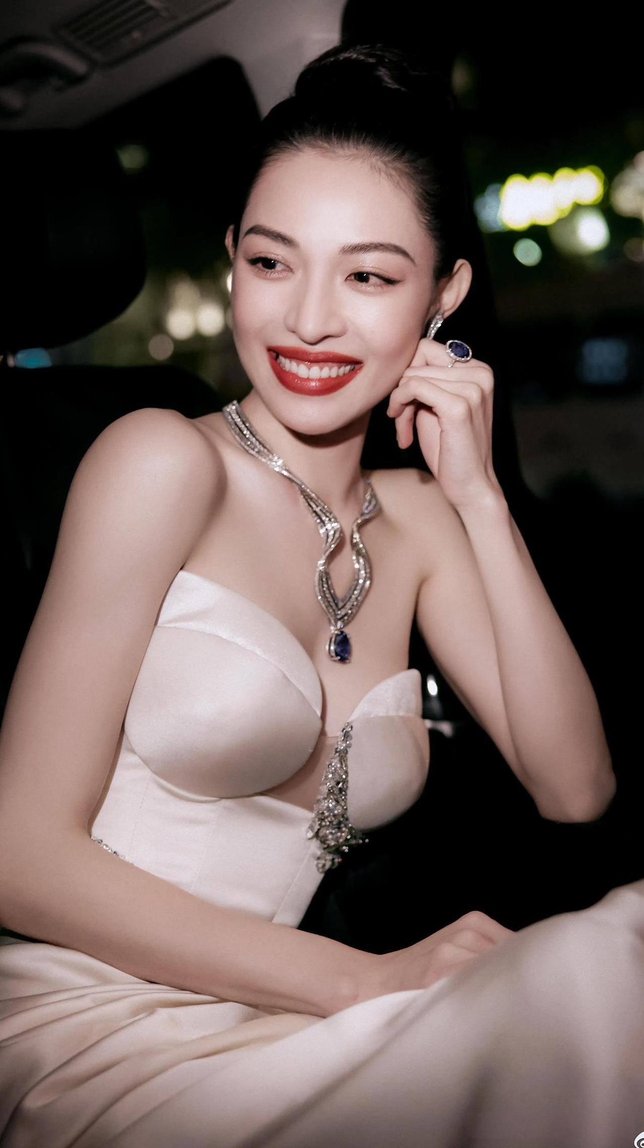 钟楚曦这眼光真是绝了，妥妥的“男神质检员”啊！
前任个个都是颜值身材双在线、性格