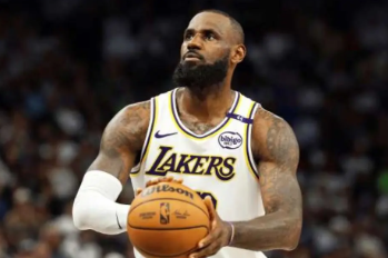 晚年詹姆斯真是让人越看越动容，这才是超级巨星晚年该有的样子！！

勒布朗为了湖人