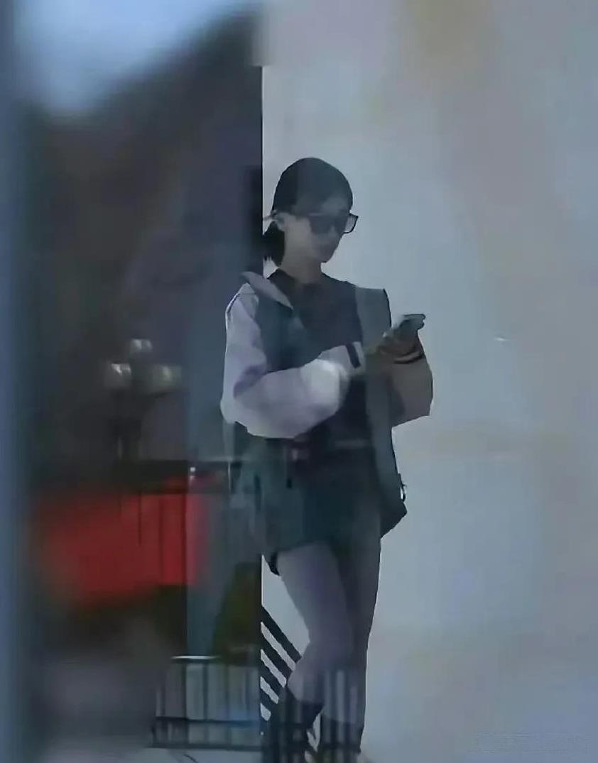 吴谨言和赵丽颖越来越像了，
都爆过大女主古装剧，
都在事业巅峰期30岁生子，
现