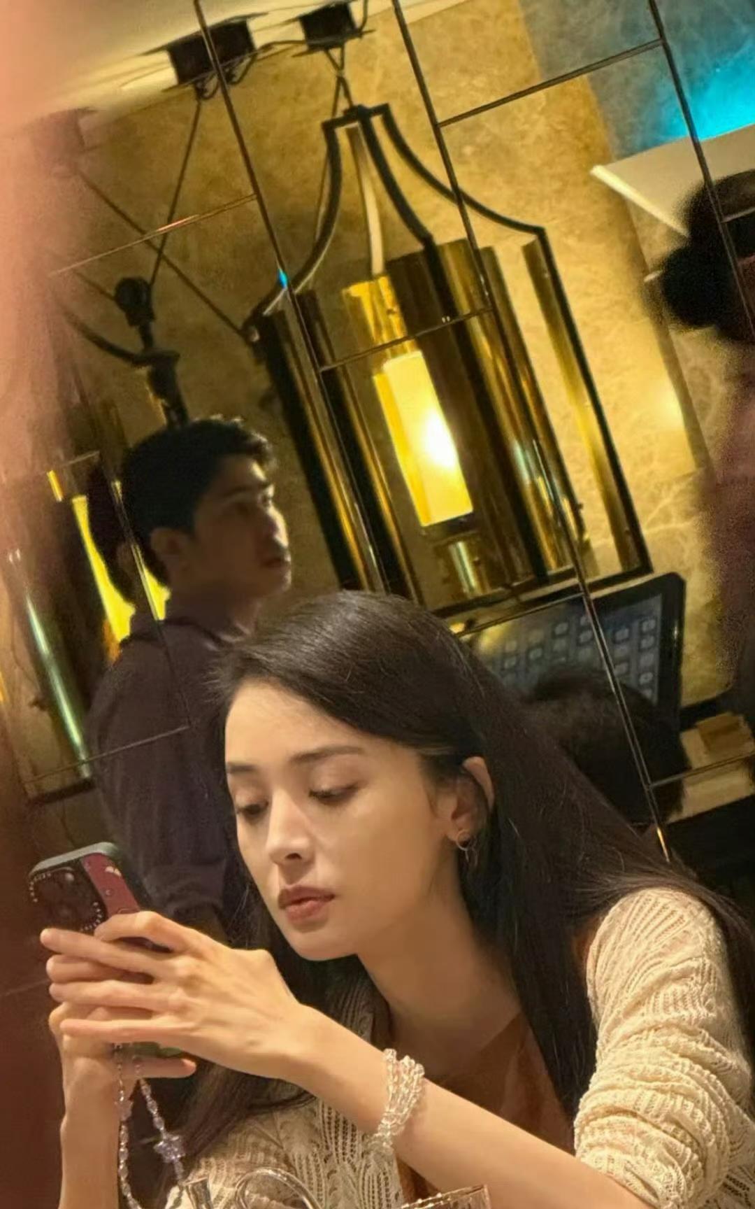 娜扎泰国素颜状态太能打了！
网友在曼谷餐厅偶遇她，
没化妆没滤镜，在餐厅强光下皮
