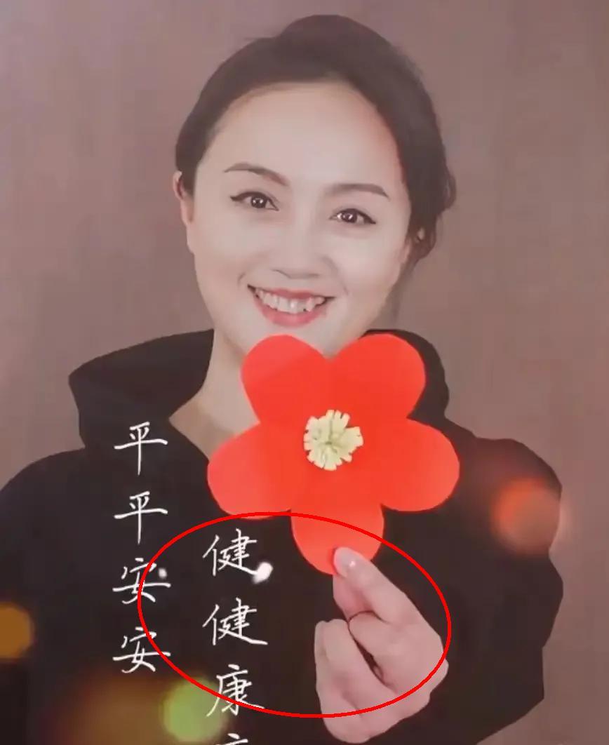 对于朱媛媛说过的话和表现的细节，
朱媛媛在电影首映礼的眼泪藏着未说出口的牵挂。