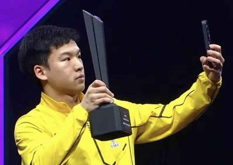 向鹏夺冠后，乒乓球男单最新世界排名：
相比上期继续排名世界第1
WTT仁川冠军赛
