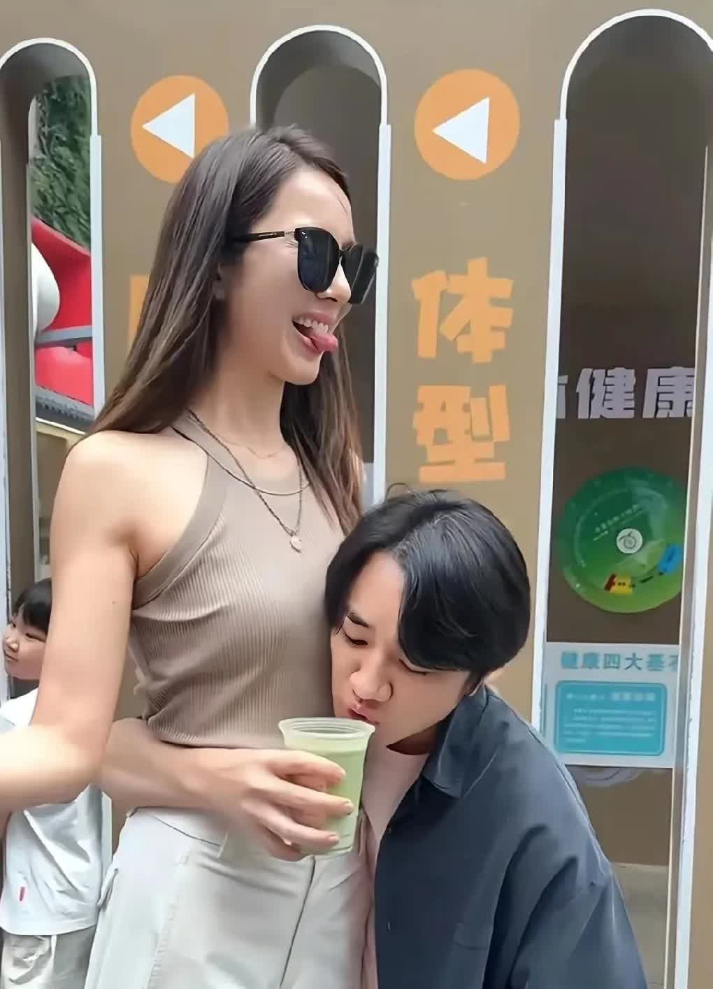 看到李亚男的家世才知道，
她嫁给王祖蓝，到底下了多大的决心！都说王祖蓝娶华裔小