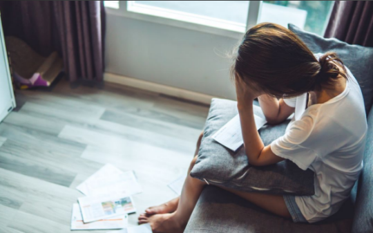 父母跪求女儿捐肾救儿，她撕碎手术单：“用我半条命换他一条命？休想！”