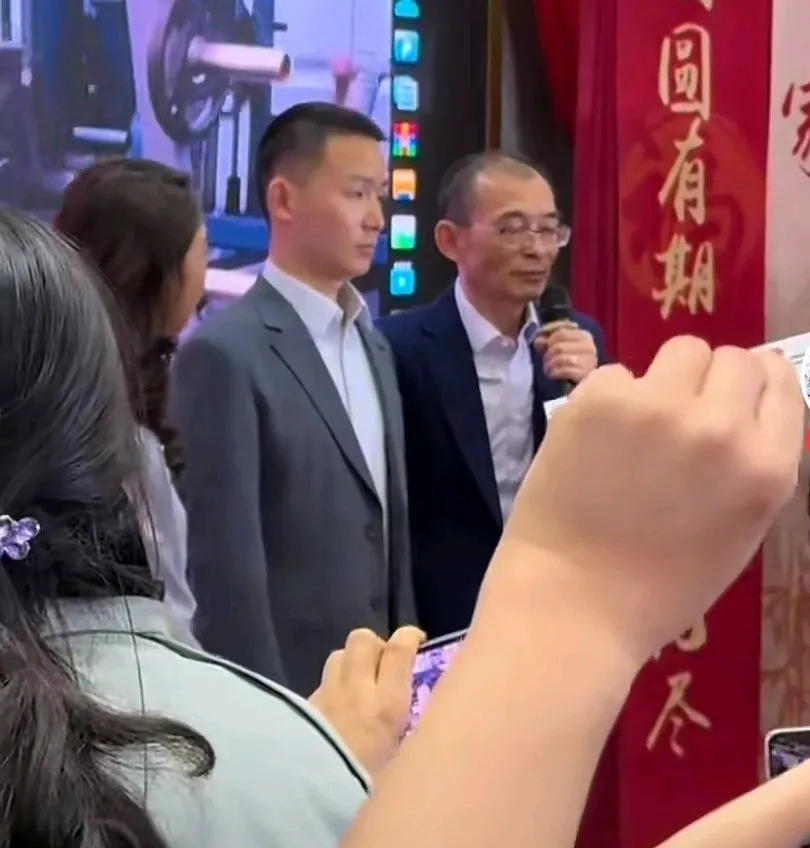 谢浩楠不像爹难寻觅











谢越为了找到儿子，竟然悬赏1000万！