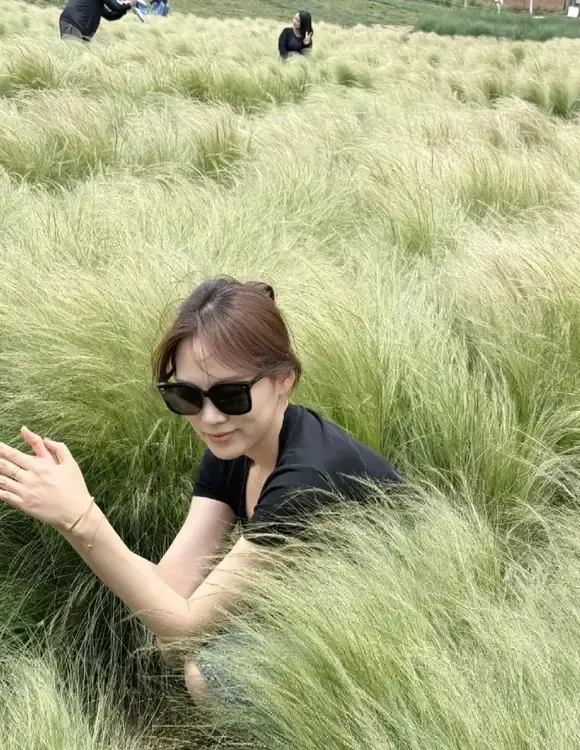 帮女同事拍完照，她直皱眉头，可我觉得挺不错的啊！