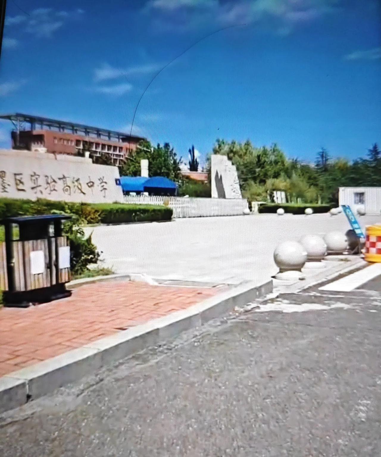 即墨二中和实验高中的学生宿舍正在安装空调，9月份开学以后，学生们就可以住上空调宿