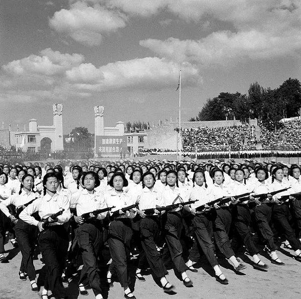 1958年，南京市钢铁誓师大会上，英姿飒爽的女民兵队伍通过大会主席台。（摄影：晓