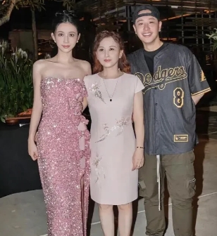  潘玮柏一家合影，丈母娘抢镜成焦点！

看潘玮柏和老婆、丈母娘的合影，第一眼竟被