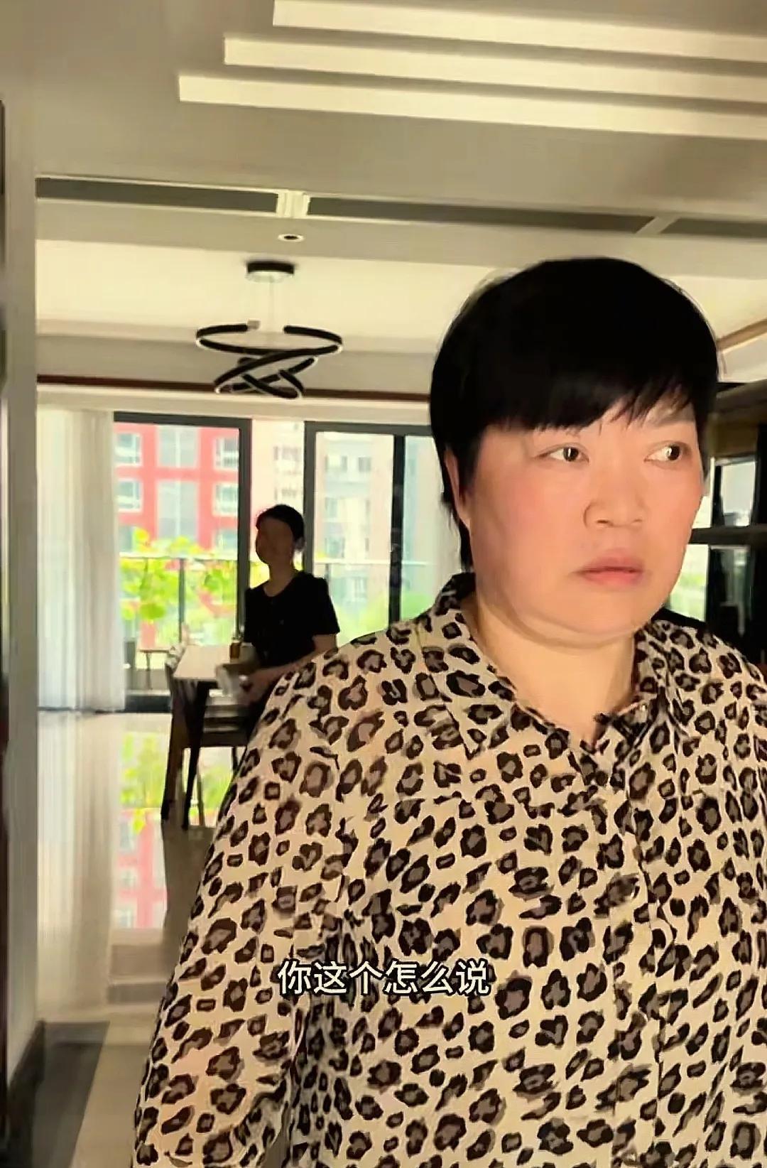 胖阿姨又给红姐甩脸色了，红姐说之前的肉包起虫扔了，是被钟点工扔掉的，胖阿姨直接翻