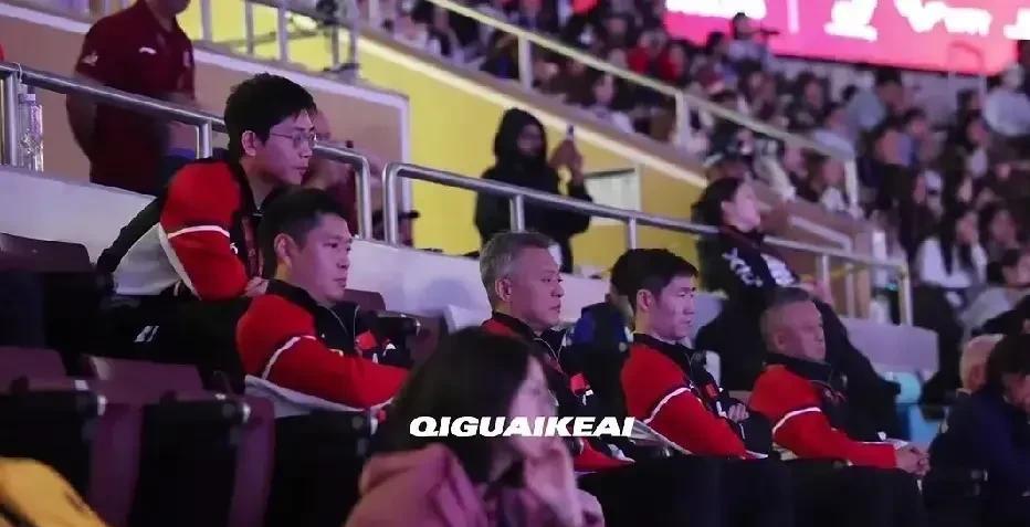 王励勤世乒赛结束后总结只字不提孙颖莎。
王励勤在看台上观看比赛也没起来鼓掌祝贺。