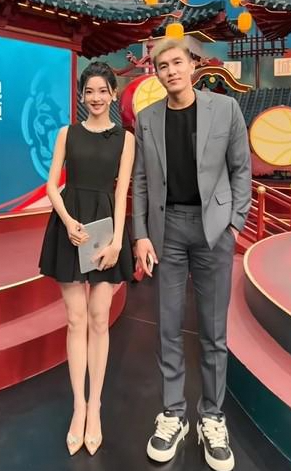 咪咕女主播和郭艾伦合影引发热议，郭艾伦评论“我服了”
