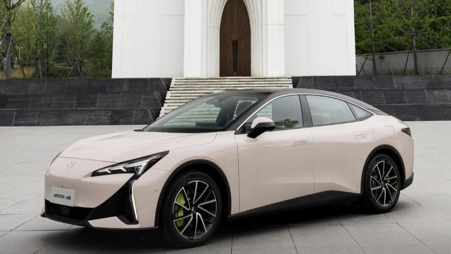 极狐汽车优雅与实力的共鸣：深度解析极狐阿尔法S5的全能产品哲学