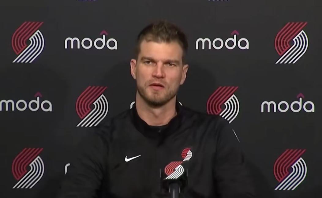 现实摆在眼前 斯普利特已经证明了自己
那么赤裸裸的现实问题就是
小杨，能不能融入