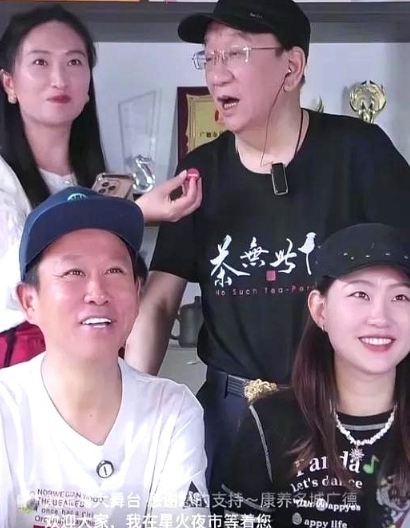 侯耀华直播疑似内涵杨议，侯耀华说这几天连狗都不愿意和我们在一起，因为这两天狗踩在