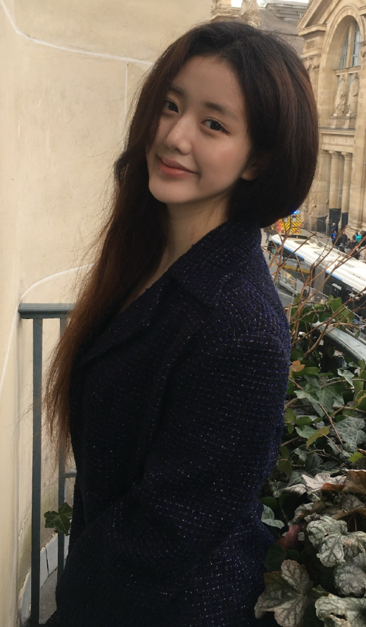 看到了吧，头发不顺其实根本不影响美女是美女。。。。。 ​​​
