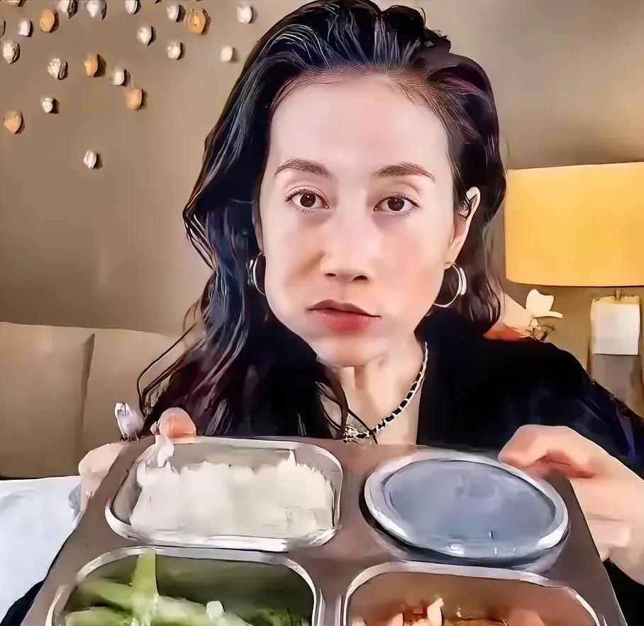 我滴娘呀，这摄影师是对温峥嵘有仇吗？把她拍的这么丑。
没想到明星们吃的这么的简单