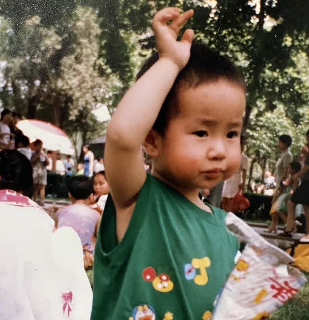 这两张是同一天拍的吗？才发现照片上有99.6.1的水印，这么一说，照片上的王一博
