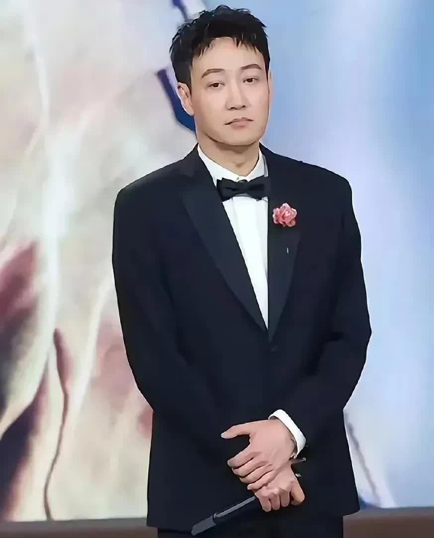 破案了！终于知道辛柏青五一节北影节走红毯为什么愁容满面，被剧组孤立一个人默默缩在