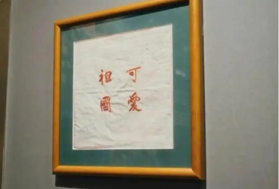 1952年，上甘岭。英雄黄继光的遗体照片，黄继光遗体抢回时血已流干，双手高举难入
