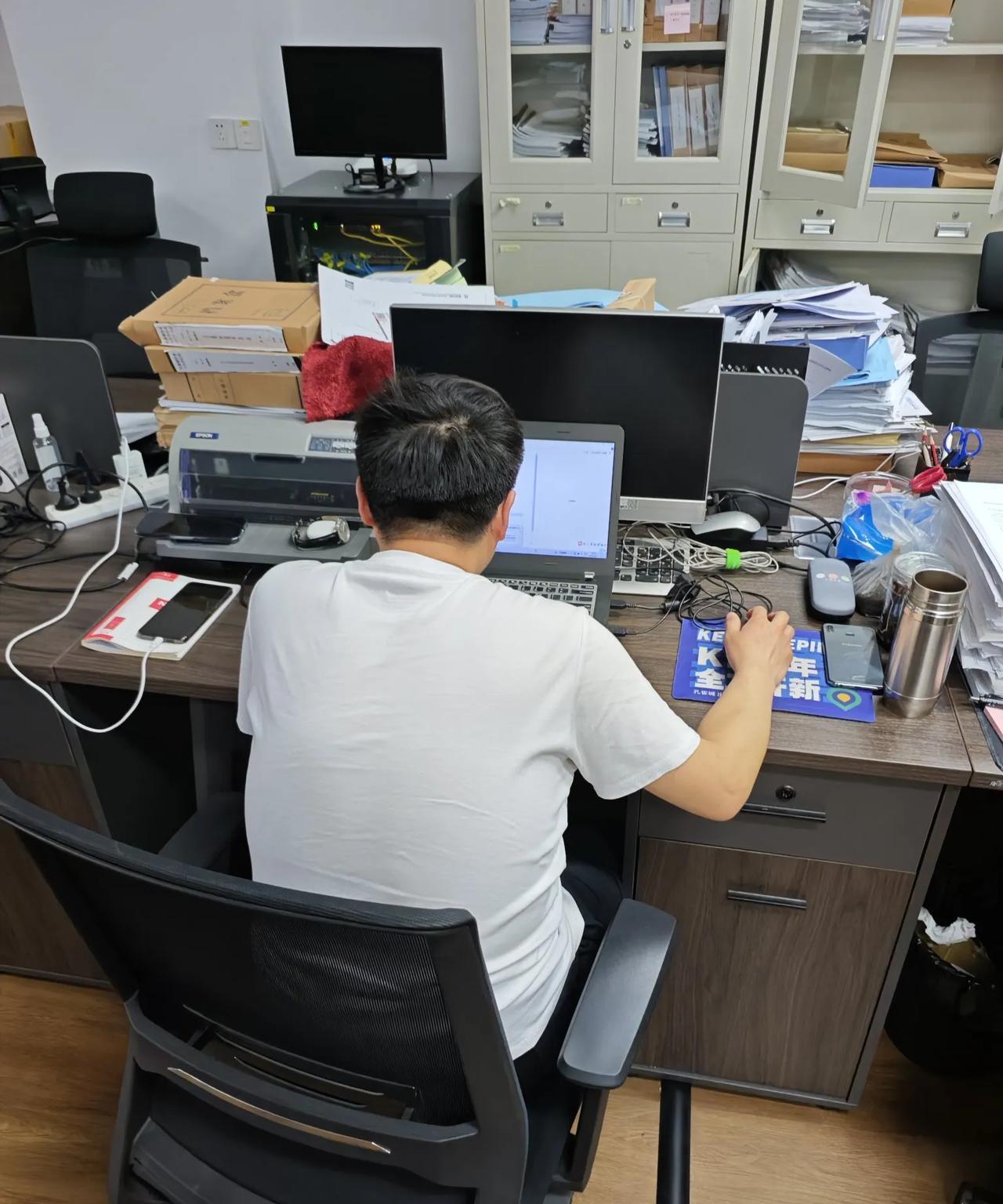 今天去江门催款，对方是个新来的小伙子，很多东西不清楚，又说公司没钱，只能反映一下