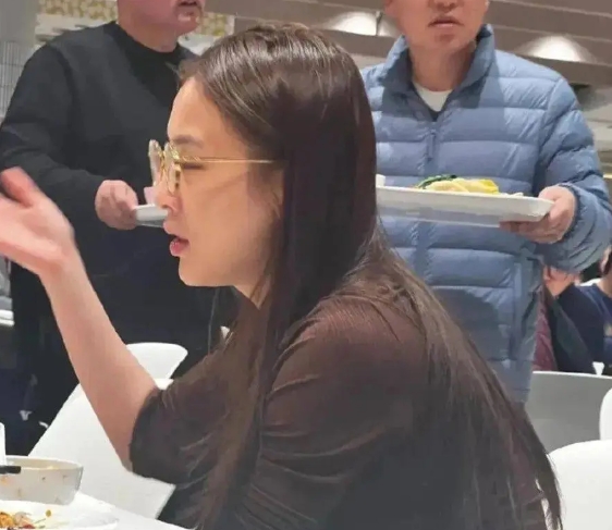 41岁黄圣依素颜现身大学食堂，戴金丝眼镜还像大学生。