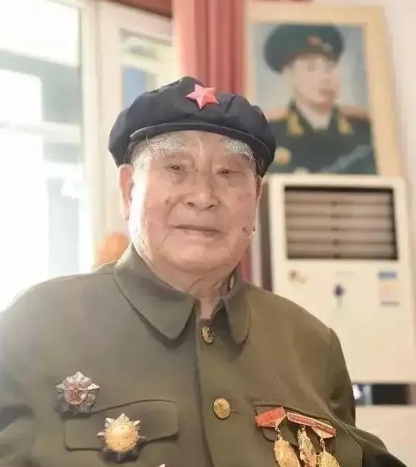 1943年，两名伪军打扫战场时，发现一个八路军还活着，正要上前补刀，这个八路军轻