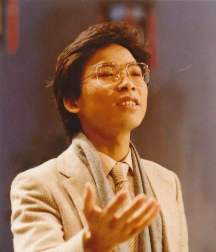 1982年，张明敏唱完《我的中国心》后，被香港乐坛除名，正当他心灰意冷准备回电子