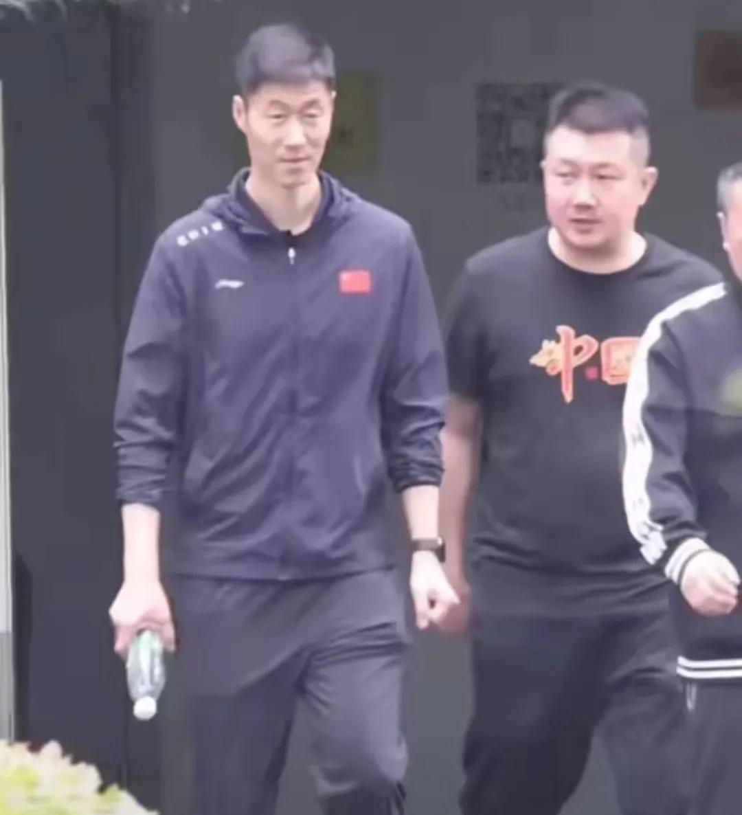 王励勤亲自赶赴成都，指导国乒主力封闭训练！
王励勤一身运动服，精神面貌看起来很不