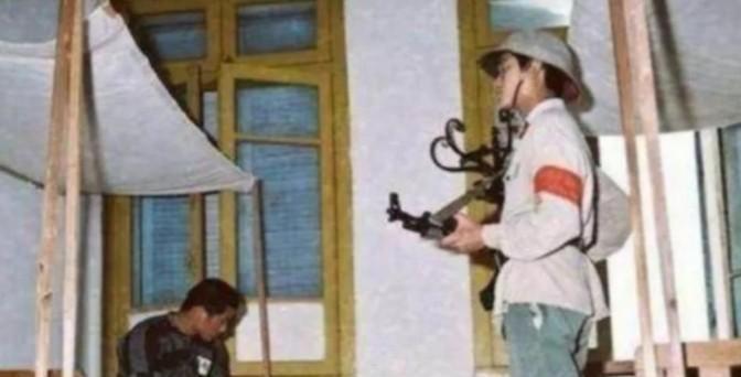 1979年，对越自卫反击战中，冯增敏带着200多人向越军投降，回国后被判10年徒