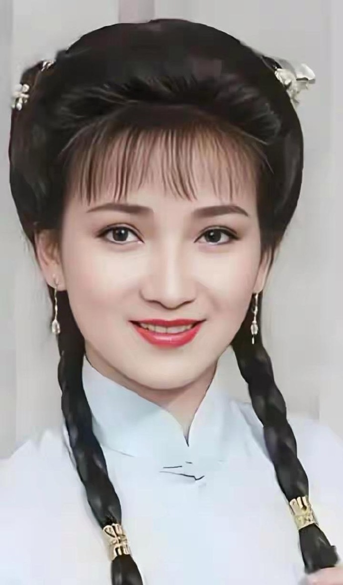 图一是谁拍的，把气质婉约的女子何晴拍得有点像赵雅芝了。或许美人总是有点相似的，比