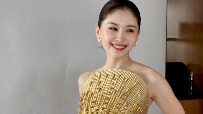 王子文惊艳露背造型: 美与魅力的极致呈现