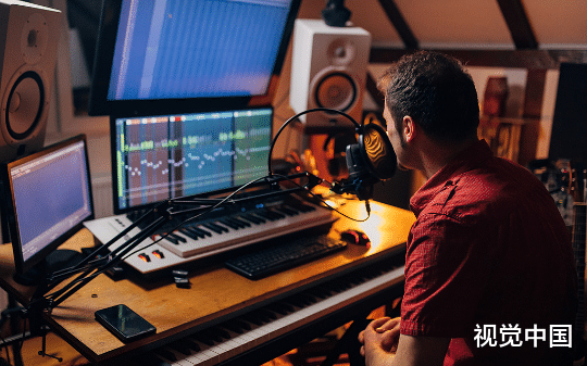 网络寻狗直播间爆火，老公自以为能驯服我，却想不到自己早就被盯上了