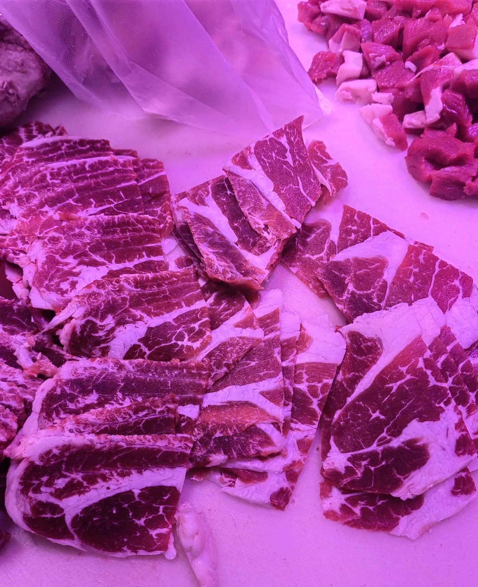 以前有对小夫妻，条件很不好，买肉每次只买一点。  



那时他们刚结婚，日子过