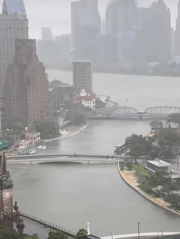 现在的黄浦江，感受下海啸的威力。