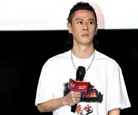 梁洛施这回可真是敞亮了！  

去年还传她低调带娃，今年就大方牵着马浴柯逛北