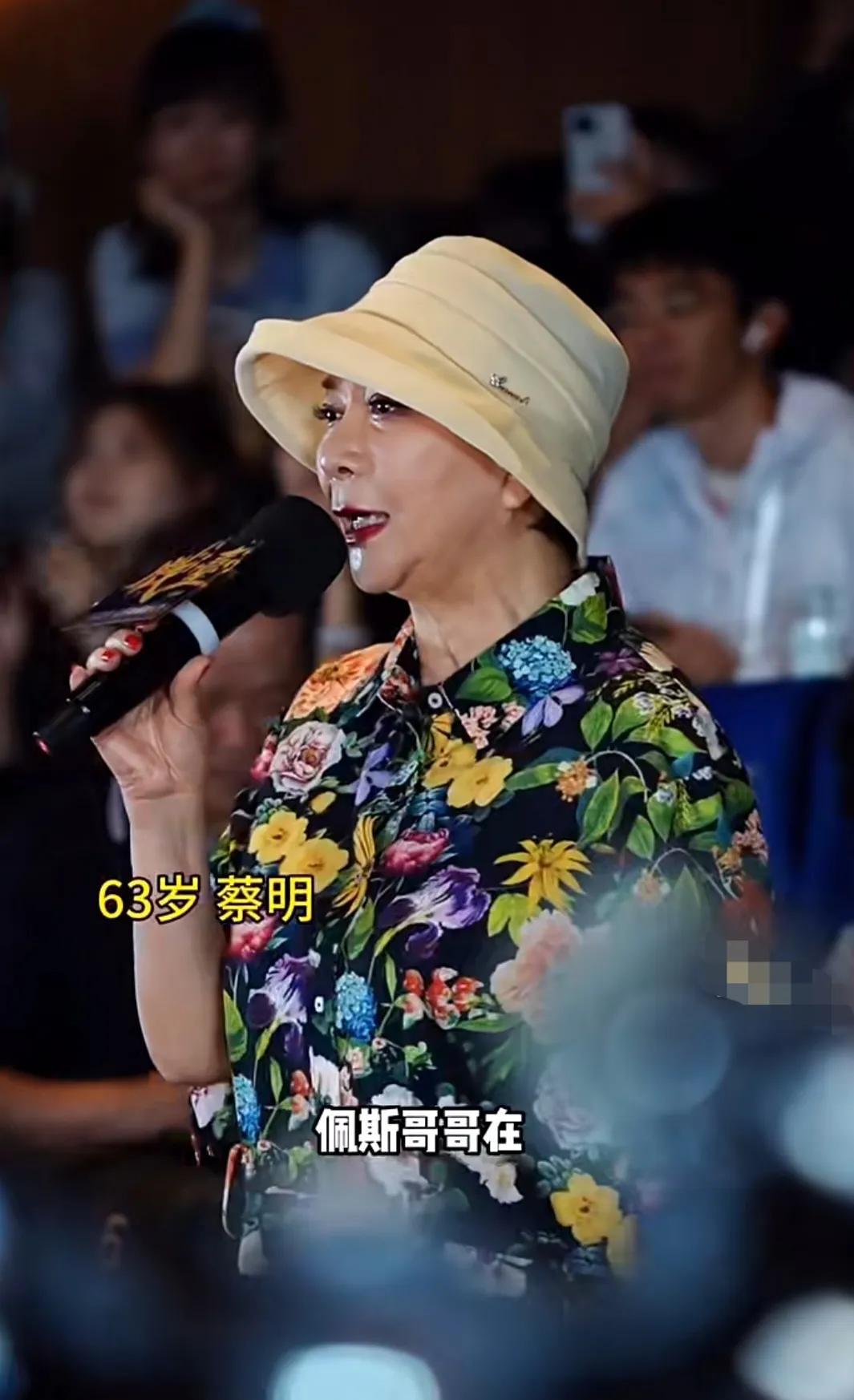 蔡明老师哽咽落泪分享陈佩斯老师坚持话剧几十年，付出那么大真心而敬佩。蔡明老师也6