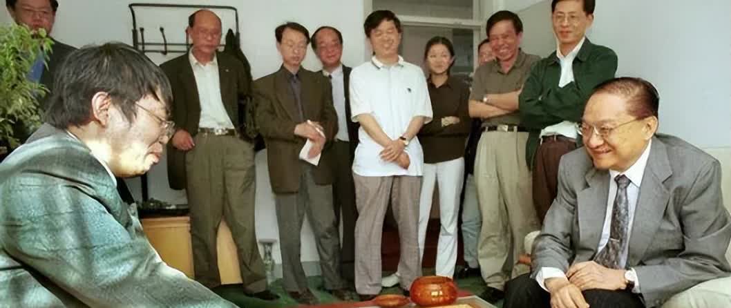 1983年，金庸设家宴款待聂卫平。保姆上了15只大闸蟹，聂卫平狼吞虎咽吃了13只