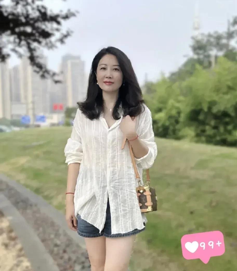 #人可不可以一天只吃两顿饭#
可以啊
一天一顿也可以吧
只要饿不死就行[笑哭][