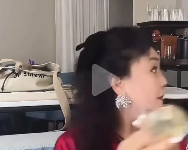 "张兰直播间的意外沉默，母子间的微妙互动，引人猜想连连。大S离世的消息，似乎在无