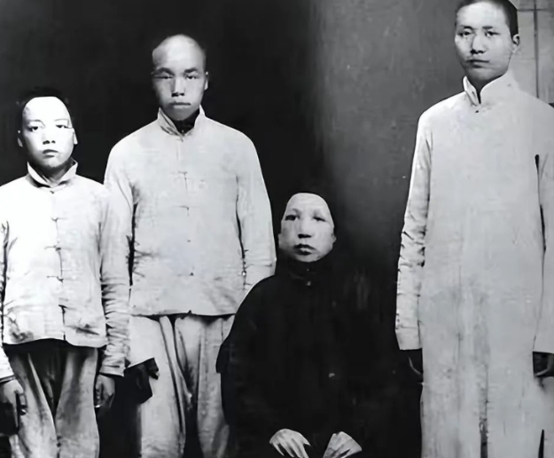 1919年，52岁的文七妹因病去世，毛主席痛不欲生。时隔四十年毛主席回到家乡，来