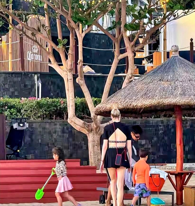 撒贝宁一家四口在三亚度假，住在五星级酒店，一起到沙滩散步，李白的身材超好，两个孩