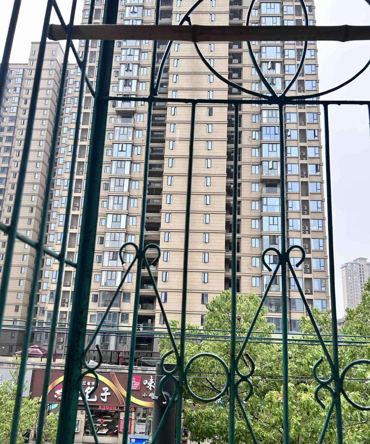 这几天绵绵不断的细雨，一下子把温度降下来！
从37度高温一下降到27度！
凉爽了