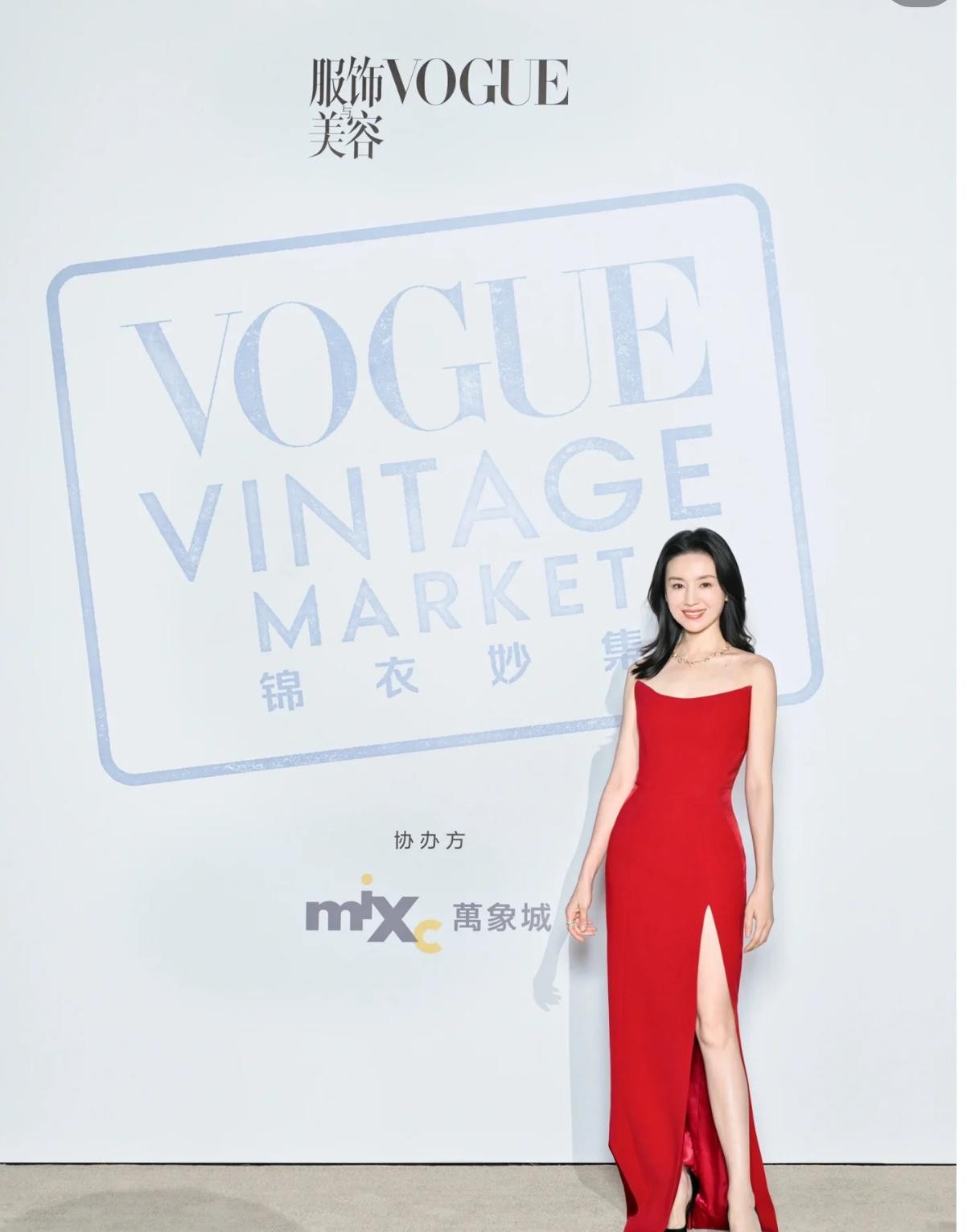 VOGUE西安红毯女星造型PK：景甜一袭黑色暗纹旗袍勾勒曼妙身姿，恍惚间又见司藤