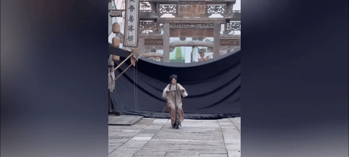 杨紫李现骑电动车下班











什么情况？！杨紫和李现竟然穿着古装，