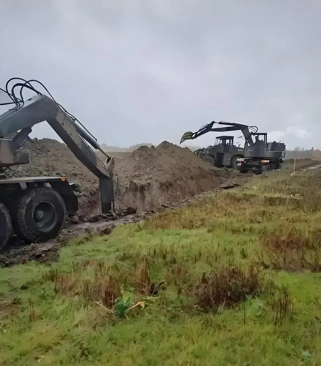 波兰开始在东部边境挖战壕，这一举动引发了广泛关注。



据波兰武装部队支援监察